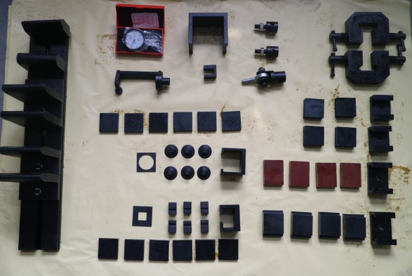 1629902100879384.jpg 拉伸-人造板萬(wàn)能試驗(yàn)機(jī)夾具.JPG